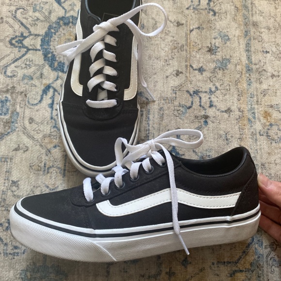 Vans womens sneaker size 6.5 - Picture 2 of 4